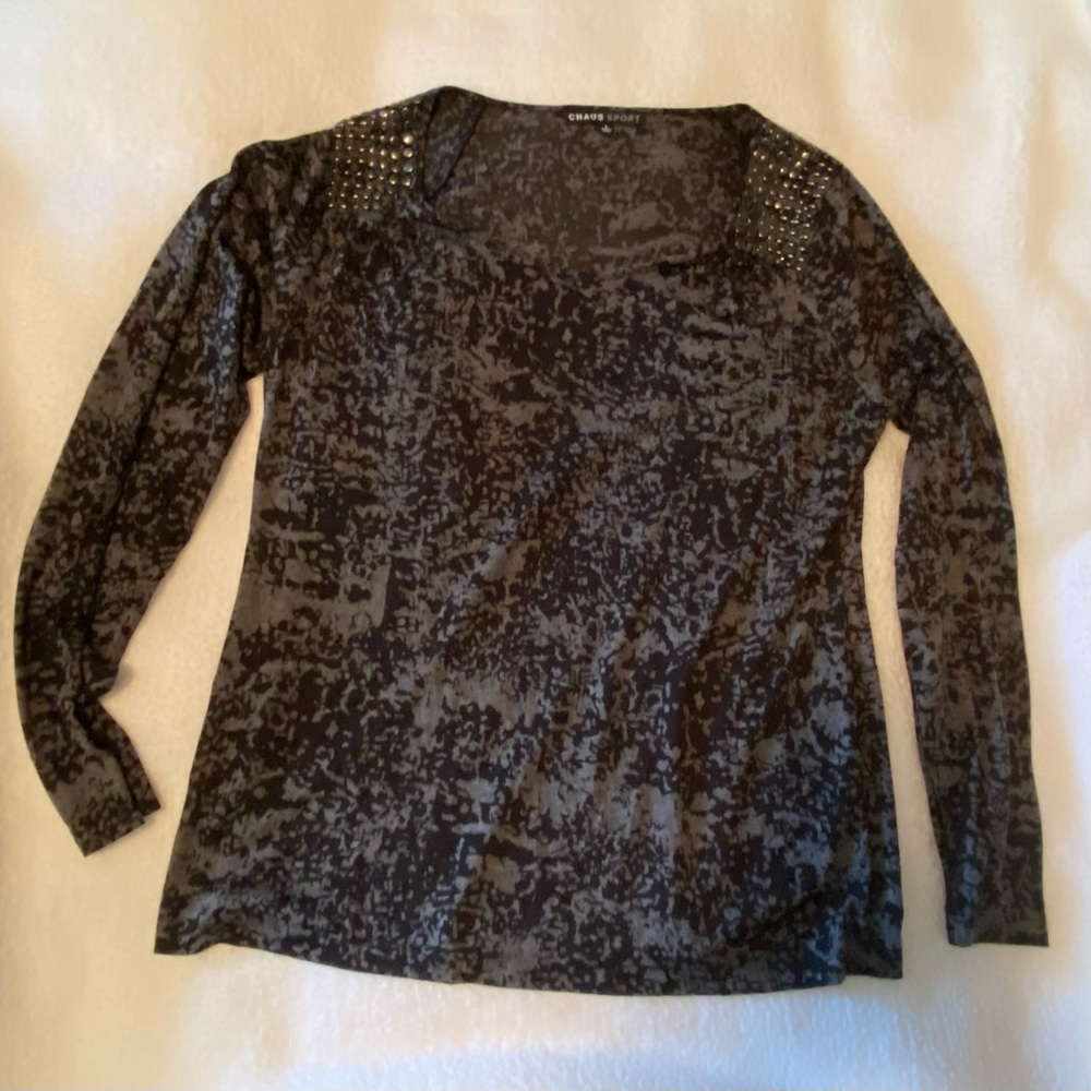 Metal shoulder detailing black t shirt.